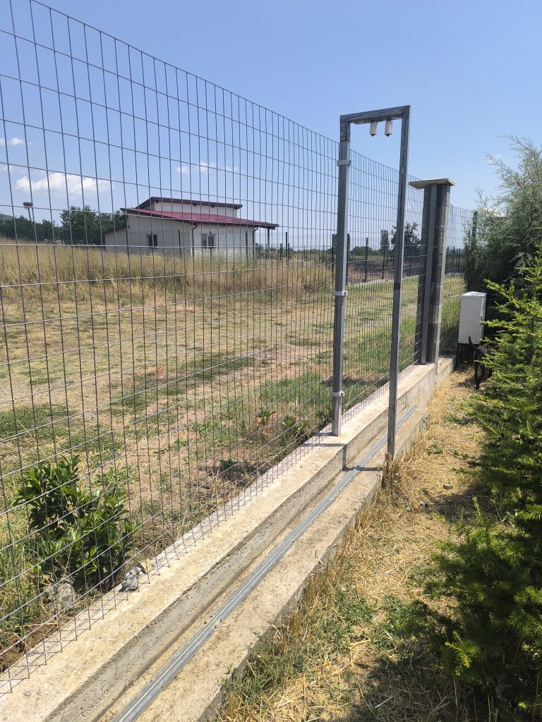 Изграждане на ограда в село Кирилово – обект с предизвикателен терен и стилен завършек