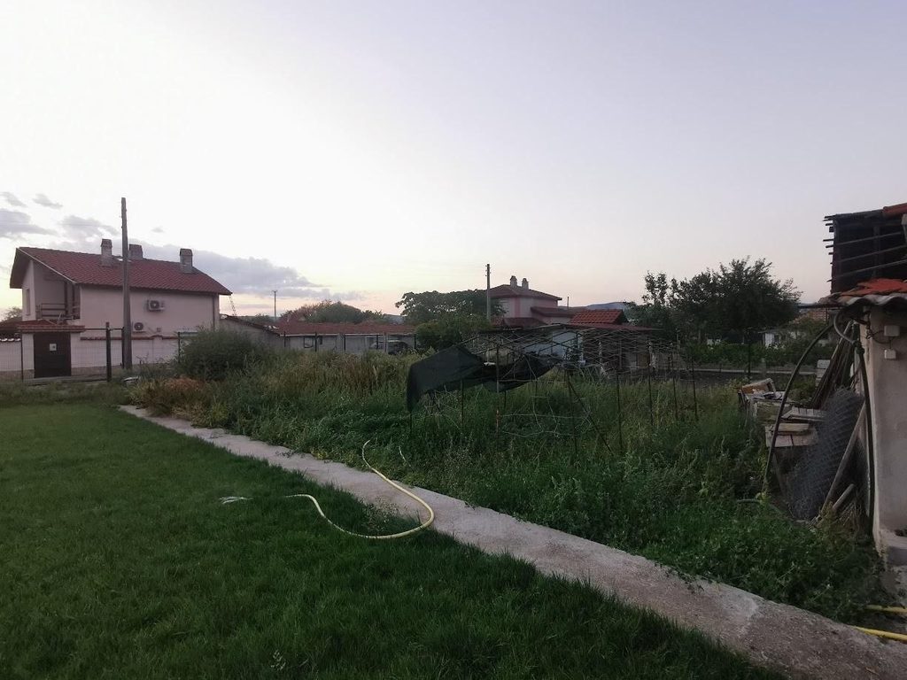 Експресно косене и цялостно почистване на двор в село Еленино - Преди нашето посещение